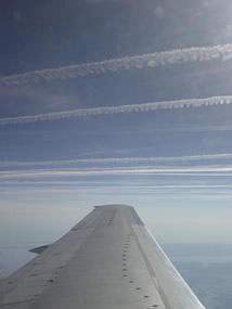 Scie di condensazione viste da un aereo