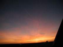 Scie di condensazione "a stella" riprese al tramonto