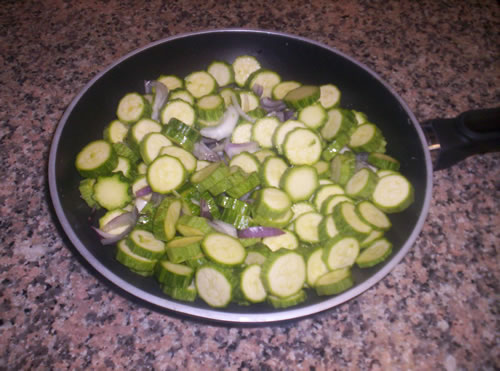 Le zucchine in padella pronte per la cottura