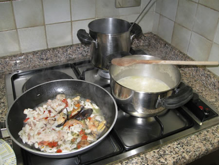 La preparazione del risotto alla pescatora