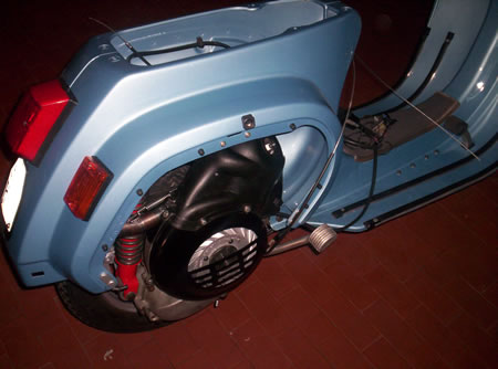 Il motore della Vespa appena reinstallato